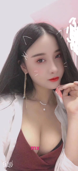 身材修长的大奶美女